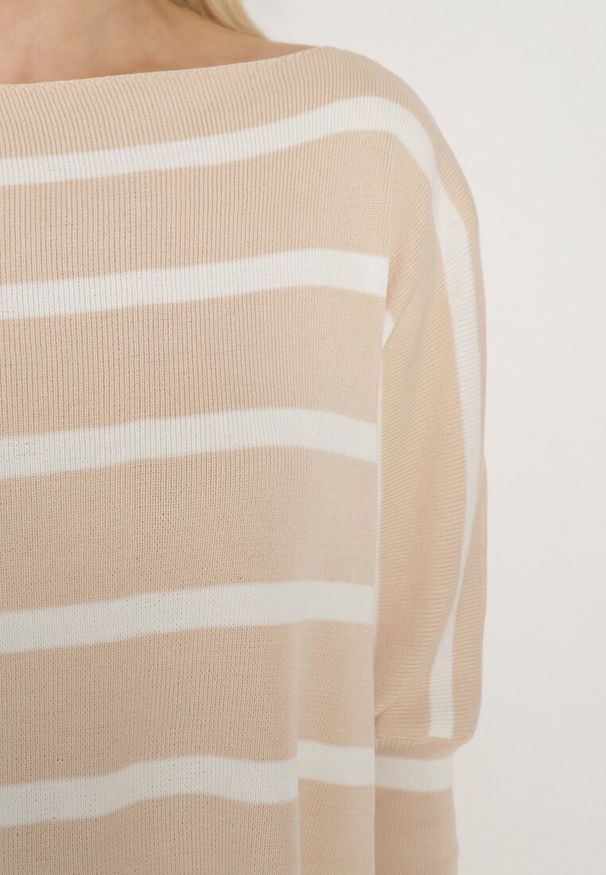 Born2be - Beżowy Sweter Oversize w Paski z Rękawami Nietoperz Caelania. Kolor: beżowy. Wzór: paski