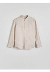 Reserved - Koszula slim fit ze stójką - beżowy. Typ kołnierza: kołnierzyk stójkowy. Kolor: beżowy. Materiał: bawełna, tkanina #1