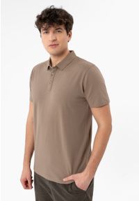 Volcano - Koszulka polo O-LAMBO. Okazja: na co dzień, do pracy. Typ kołnierza: polo. Materiał: dzianina, materiał, prążkowany, bawełna, skóra, jeans. Długość rękawa: krótki rękaw. Długość: krótkie. Styl: casual, elegancki, klasyczny, wizytowy #1