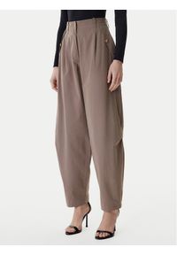 Guess Spodnie materiałowe W6RB08 WJ692 Brązowy Regular Fit. Kolor: brązowy. Materiał: syntetyk #1