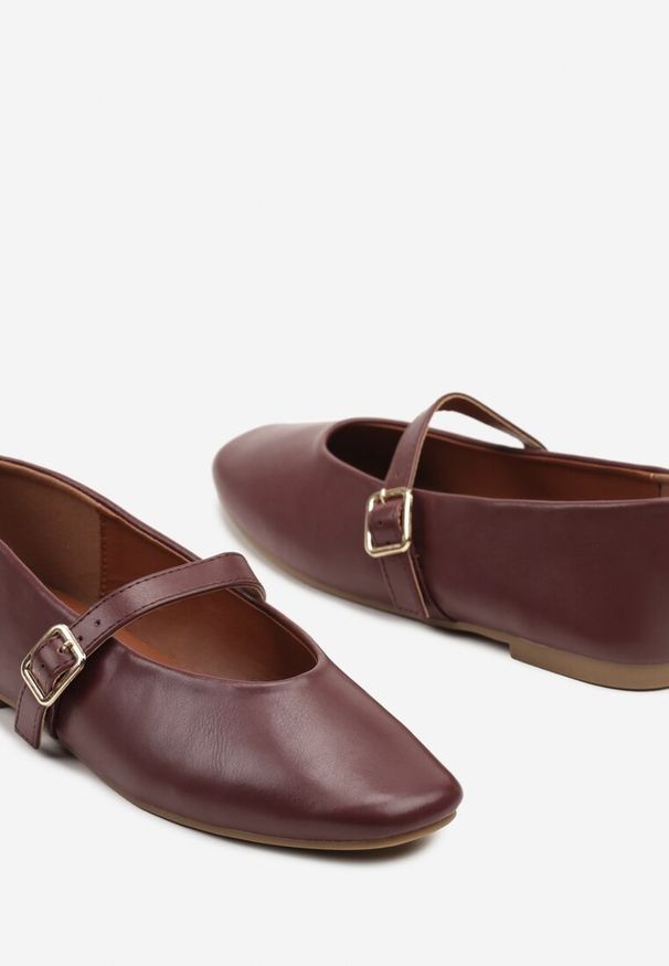 Renee - Ciemnobrązowe Balerinki w Stylu Mary Jane z Klamerką Leniffia. Okazja: na co dzień. Kolor: brązowy. Materiał: jeans. Obcas: na obcasie. Styl: elegancki, casual. Wysokość obcasa: niski