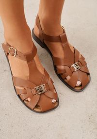 Renee - Brązowe Sandały VICES z Zakrytym Noskiem Przeplatanymi Paskami i Aplikacją Coradia. Okazja: na co dzień. Zapięcie: pasek. Kolor: brązowy. Wzór: aplikacja. Sezon: lato. Styl: wakacyjny, casual, elegancki #4