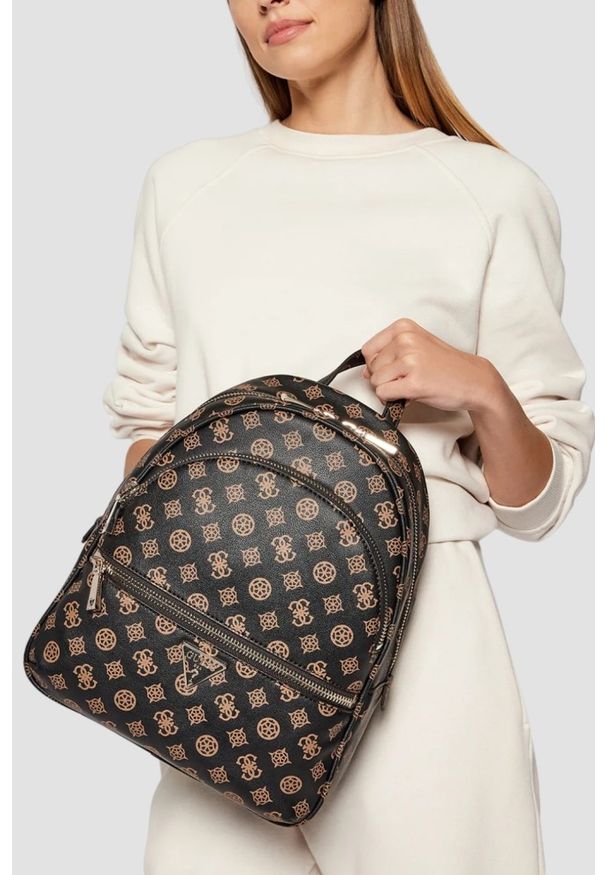 Guess - GUESS Brązowy plecak damski Manhattan. Kolor: brązowy. Materiał: skóra ekologiczna. Styl: casual