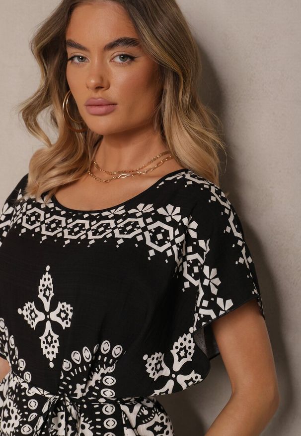 Renee - Czarna Pudełkowa Sukienka z Wiskozy Zdobiona Wiązaniem i Etnicznym Printem Mirasella. Okazja: na co dzień. Kolor: czarny. Materiał: wiskoza. Wzór: aplikacja, nadruk. Styl: casual