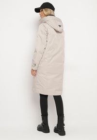 Born2be - Beżowa Pudełkowa Kurtka Typu Parka z Kapturem i Kieszeniami Kaithraea. Typ kołnierza: kaptur. Kolor: beżowy. Materiał: jeans. Sezon: zima. Styl: klasyczny, elegancki #6