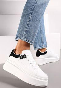 Renee - Białe Sznurowane Sneakersy na Platformie z Aplikacją przy Sznurówkach Khirlie. Kolor: biały. Wzór: aplikacja. Obcas: na platformie #1