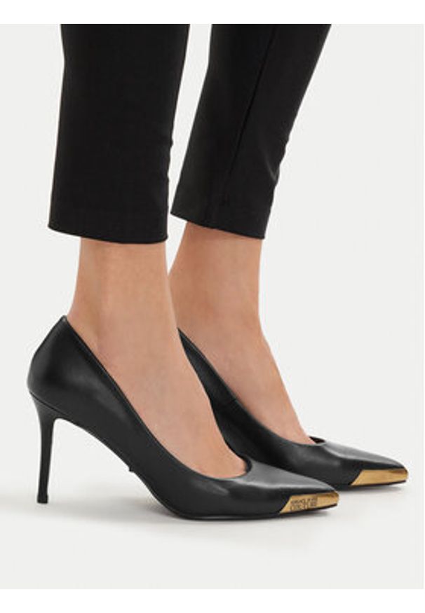 Versace Jeans Couture Szpilki 80VA3S50 ZPS62 899 Czarny. Kolor: czarny. Materiał: skóra. Obcas: na szpilce