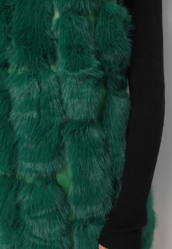 Born2be - Zielona Kamizelka Futrzana z Kapturem Sophal. Typ kołnierza: kaptur. Kolor: zielony. Materiał: futro