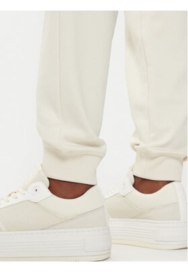 Hugo - HUGO Spodnie dresowe Nelfinia 50522417 Beżowy Regular Fit. Kolor: beżowy. Materiał: bawełna