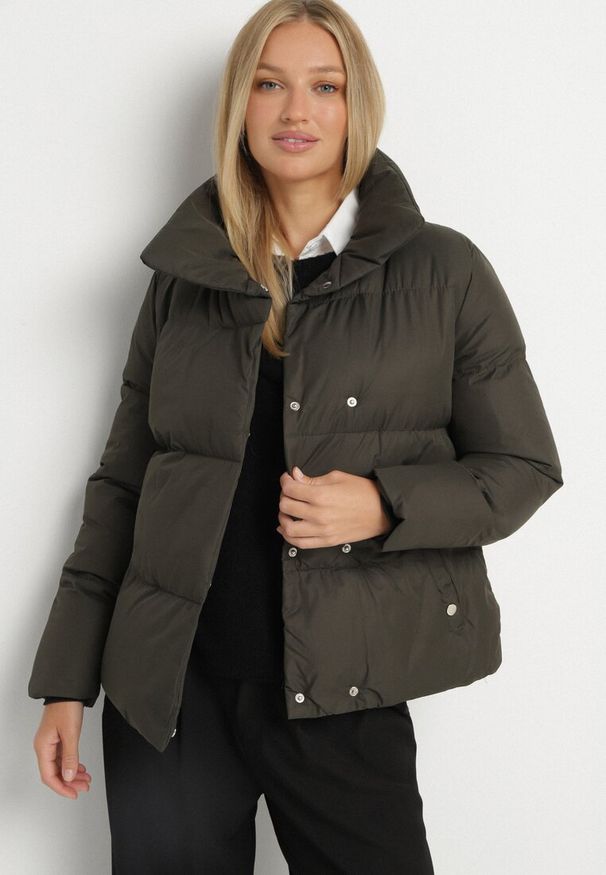 Born2be - Ciemnozielona Kurtka Pikowana z Kołnierzem Beatsarda. Kolor: zielony. Długość rękawa: długi rękaw. Długość: długie. Wzór: aplikacja