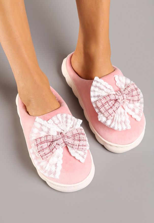 Born2be - Różowe Kapcie Vices na Tłoczonej Podeszwie Zdobione Podwójną Kokardą Martinnia. Okazja: na co dzień. Kolor: różowy. Materiał: jeans. Wzór: aplikacja. Obcas: na obcasie. Styl: klasyczny, casual. Wysokość obcasa: niski