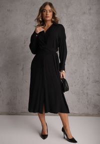 Renee - Czarna Koszulowa Sukienka z Wiskozy z Asymetrycznym Drapowaniem i Guzikiem Hetasa. Okazja: na co dzień. Kolor: czarny. Materiał: wiskoza. Długość rękawa: długi rękaw. Typ sukienki: koszulowe, asymetryczne. Styl: casual, elegancki #3