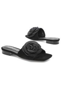 Klapki damskie Vinceza, cholewka ze skóry naturalnej zamszowej wsuwany fason elegancka broszka, czarne, 66947. Okazja: na co dzień. Nosek buta: otwarty. Kolor: czarny. Materiał: skóra, zamsz. Wzór: aplikacja, kwiaty. Obcas: na obcasie. Styl: elegancki. Wysokość obcasa: niski #5