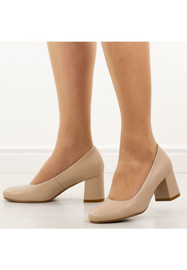 POTOCKI - Beżowe czółenka damskie na słupku Potocki 12761. Okazja: na spotkanie biznesowe, na ślub cywilny, na wesele, na imprezę. Nosek buta: okrągły. Kolor: beżowy. Szerokość cholewki: normalna. Materiał: skóra. Sezon: wiosna, jesień, lato. Obcas: na słupku. Styl: biznesowy, elegancki, klasyczny. Wysokość obcasa: średni