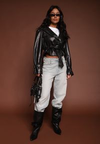 Renee - Czarna Kurtka z Ekoskóry o Krótkim Kroju w Stylu Trencza z Paskiem i Kapturem Nilassiela. Okazja: na co dzień. Kolor: czarny. Materiał: bawełna. Długość: krótkie. Wzór: paski. Styl: casual #8