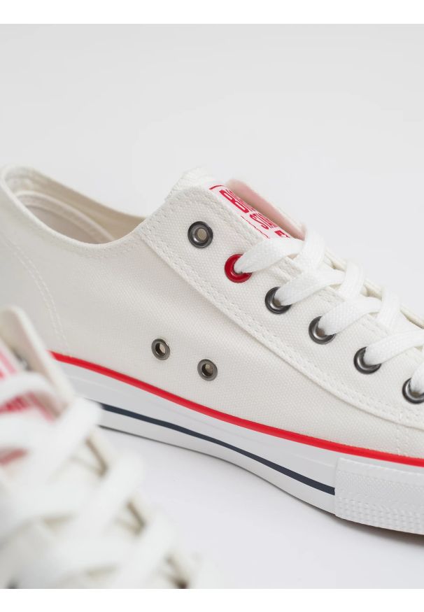 Big-Star - Trampki męskie niskie białe JJ174600 101. Okazja: do pracy, na co dzień. Zapięcie: sznurówki. Kolor: biały. Materiał: żakard, jeans. Szerokość cholewki: normalna. Styl: casual, sportowy