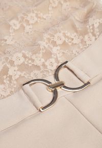 Renee - Jasnobeżowy Kombinezon z Prostymi Nogawkami z Metalową Ozdobą w Talii Lannrive. Okazja: na co dzień. Kolor: beżowy. Wzór: aplikacja. Styl: klasyczny, casual #7