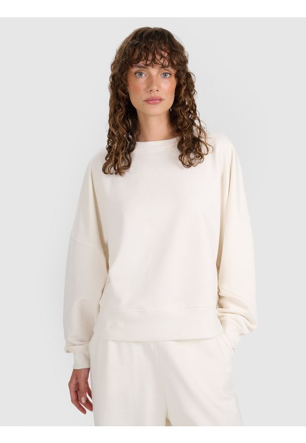 4f - 4F Bluza dresowa nierozpinana bez kaptura damska - beżowa M. Okazja: na co dzień. Typ kołnierza: bez kaptura. Kolor: beżowy. Materiał: dresówka. Wzór: gładki, ze splotem. Styl: casual, klasyczny, sportowy