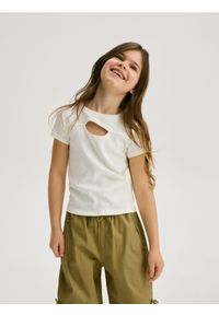Reserved - Prążkowany t-shirt z wycięciem - złamana biel. Materiał: prążkowany