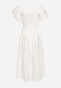 Born2be - Biała Rozkloszowana Marszczona Sukienka z Wiskozą i Bufiastymi Rękawami oraz Falbanką Larnovia. Okazja: na co dzień, na imprezę. Kolor: biały. Materiał: wiskoza. Typ sukienki: proste. Styl: casual, elegancki #3