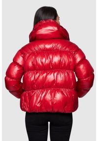 Hetrego - HETREGO Czerwona krótka kurtka puchowa Ila. Kolor: czerwony. Materiał: puch. Długość: krótkie #2