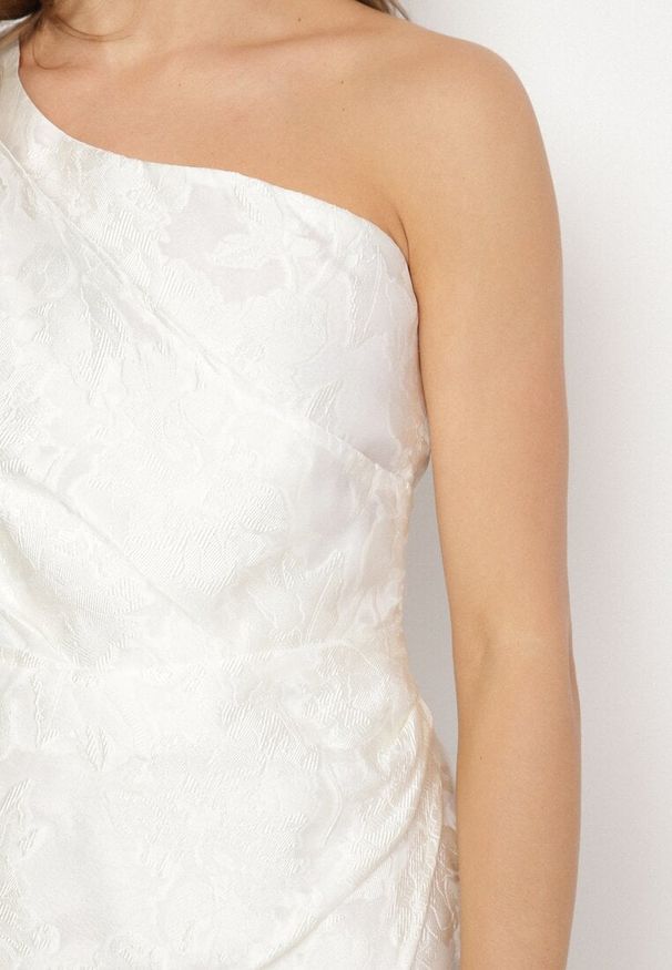 Born2be - Biała Taliowana Sukienka na Jedno Ramię w Kwiaty Halelitia. Okazja: na imprezę. Kolor: biały. Wzór: kwiaty. Sezon: lato. Typ sukienki: asymetryczne