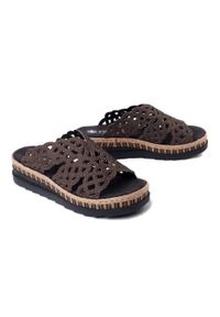Rieker V7992-24 brown, klapki damskie. Kolor: brązowy. Materiał: skóra ekologiczna. Wzór: aplikacja. Obcas: na koturnie #1