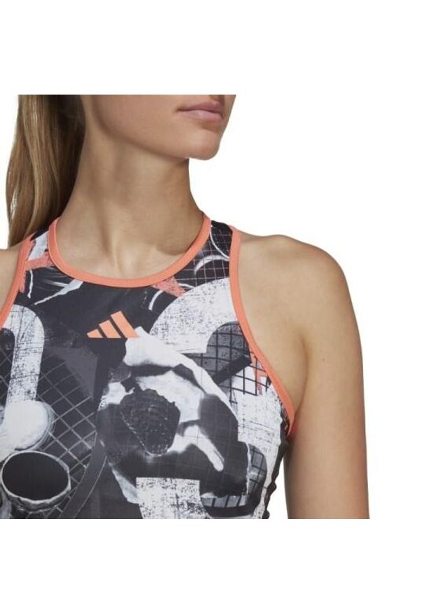 Adidas - Damski tank top adidas Club Graph. Kolor: biały, wielokolorowy, czarny. Długość rękawa: bez rękawów