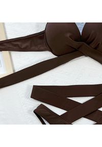 Intica - Bikini z ozdobnymi paskami na plażę i basen Shireen. Kolor: czerwony. Materiał: materiał. Wzór: paski #11