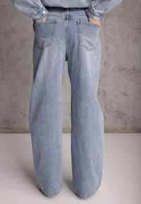 Renee - Niebieskie Jeansy Szerokie z Bawełny High Waist Ozdobione Perełkami i Wycięciami Nenelsea. Okazja: na co dzień. Stan: podwyższony. Kolor: niebieski. Wzór: aplikacja. Styl: casual #4