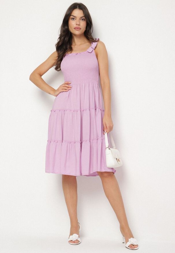 Born2be - Fioletowa Rozkloszowana Sukienka z Wiskozą na Wiązanych Ramiączkach Aralisse. Okazja: na co dzień. Typ kołnierza: dekolt kwadratowy. Kolor: fioletowy. Materiał: wiskoza. Długość rękawa: na ramiączkach. Typ sukienki: rozkloszowane. Styl: casual, klasyczny