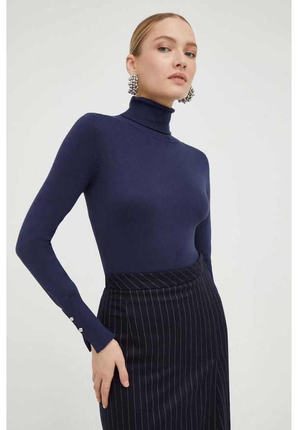 Guess sweter damski kolor granatowy lekki z golfem. Typ kołnierza: golf. Kolor: niebieski. Materiał: dzianina. Wzór: gładki