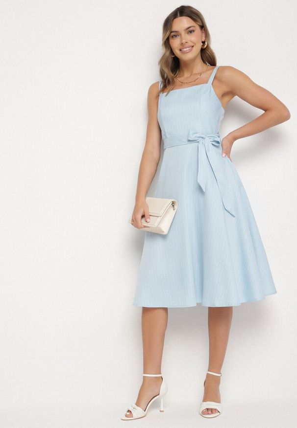 Born2be - Niebieska Sukienka z Wiskozą ze Wzorem Pasków Dolereia. Okazja: na co dzień. Kolor: niebieski. Materiał: wiskoza. Długość rękawa: na ramiączkach. Styl: casual, klasyczny. Długość: midi