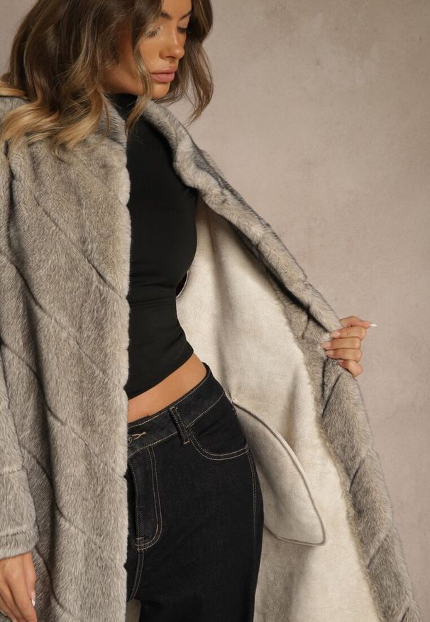 Renee - Beżowy Płaszcz Futerko o Długim Kroju z Przeszyciami i Stójką Zeniera. Typ kołnierza: kołnierzyk stójkowy. Kolor: beżowy. Materiał: futro. Długość rękawa: długi rękaw. Długość: długie. Styl: klasyczny, elegancki