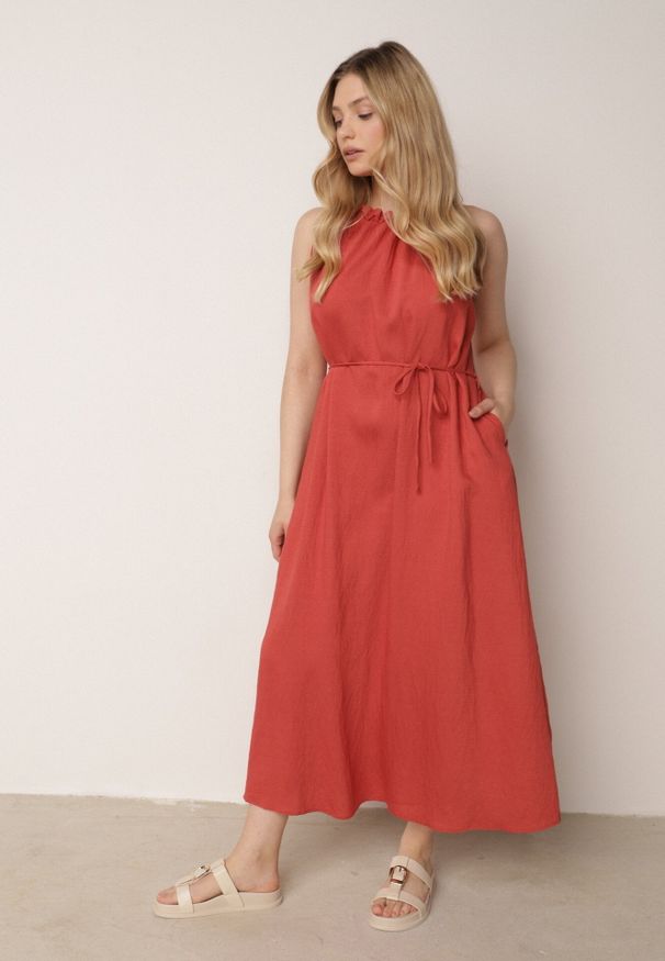 Born2be - Czerwona Wiskozowa Sukienka Bez Rękawów z Warkoczowym Splotem przy Dekolcie Shirineli. Okazja: na co dzień. Kolekcja: plus size. Kolor: czerwony. Materiał: wiskoza. Długość rękawa: bez rękawów. Wzór: ze splotem. Typ sukienki: proste, dla puszystych. Styl: elegancki, casual, klasyczny, boho