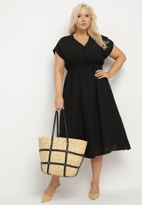Born2be - Czarna Lniana Sukienka o Rozkloszowanym Kroju z Gumką w Talii Ageronna. Okazja: na co dzień. Typ kołnierza: dekolt w kształcie V. Kolor: czarny. Materiał: len. Długość rękawa: krótki rękaw. Sezon: lato. Typ sukienki: rozkloszowane. Styl: klasyczny, casual, elegancki
