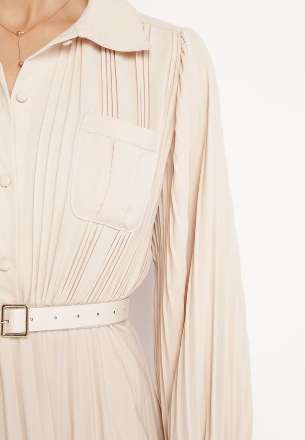 Born2be - Beżowa Plisowana Sukienka Midi z Paskiem z Kołnierzykiem i Kieszeniami Themirlla. Kolor: beżowy. Wzór: aplikacja. Długość: midi