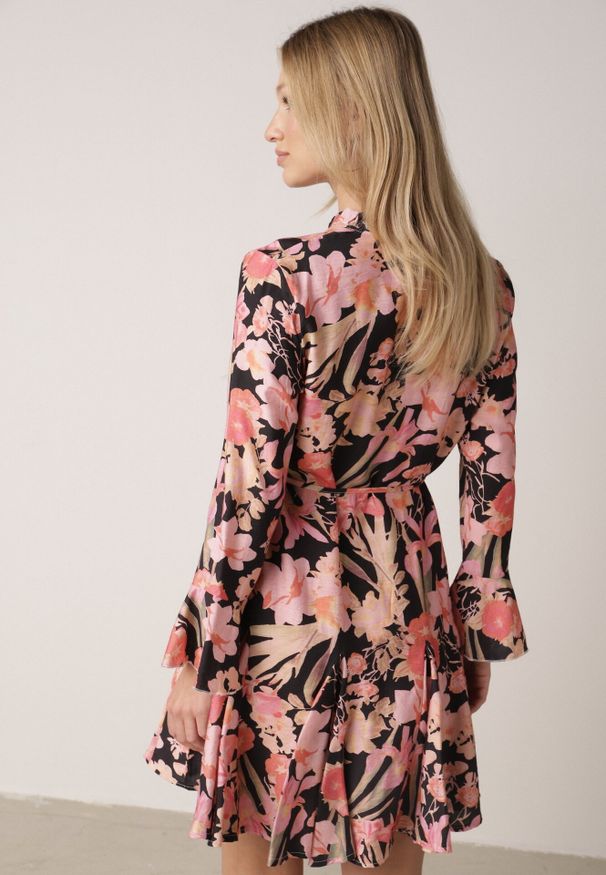 Born2be - Czarno-Różowa Wiskozowa Rozkloszowana Sukienka w Kwiaty z Paskiem Sinthea. Okazja: na co dzień. Kolor: czarny. Materiał: wiskoza. Wzór: kwiaty. Styl: casual