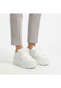 CheBello - Sneakersy damskie Chebello, model na podwyższonej platformie z cholewką ze skóry naturalnej, wiązany szerokimi tasiemkami, z masywną podeszwą o wyraź. Okazja: na co dzień. Kolor: biały. Materiał: skóra. Szerokość cholewki: normalna. Wzór: grochy. Obcas: na platformie. Styl: casual, elegancki, sportowy, klasyczny #3