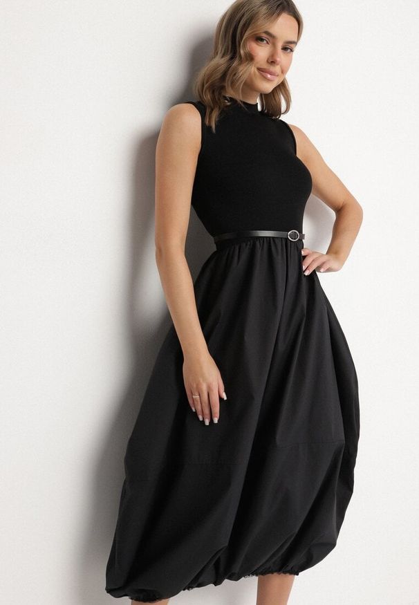 Born2be - Czarna Elegancka Sukienka z Wiskozy o Kroju Bombki z Paskiem z Klamerką Stellera. Okazja: na co dzień. Kolor: czarny. Materiał: wiskoza. Typ sukienki: bombki. Styl: elegancki