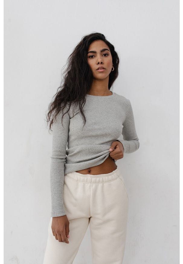 Marsala - Dopasowany top z długim rękawem w kolorze LIGHT GREY MELANGE- MOODY. Materiał: dzianina, materiał, bawełna, elastan, prążkowany. Długość rękawa: długi rękaw. Długość: długie
