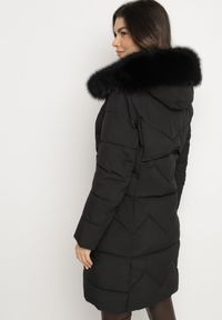 Born2be - Czarna Pikowana Kurtka o Taliowanym Kroju z Kapturem z Futerkiem Sintinnella. Okazja: na co dzień. Typ kołnierza: kaptur. Kolor: czarny. Materiał: futro. Sezon: zima, jesień. Styl: casual, elegancki #4