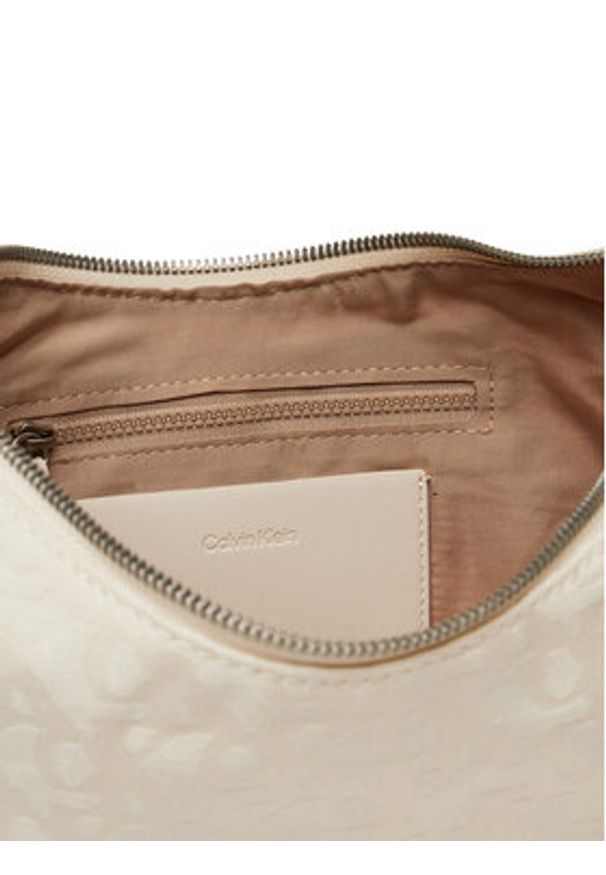 Calvin Klein Torebka Ckj Monogram Pinched Medium Shou LV04F3206G Écru. Kolor: kremowy