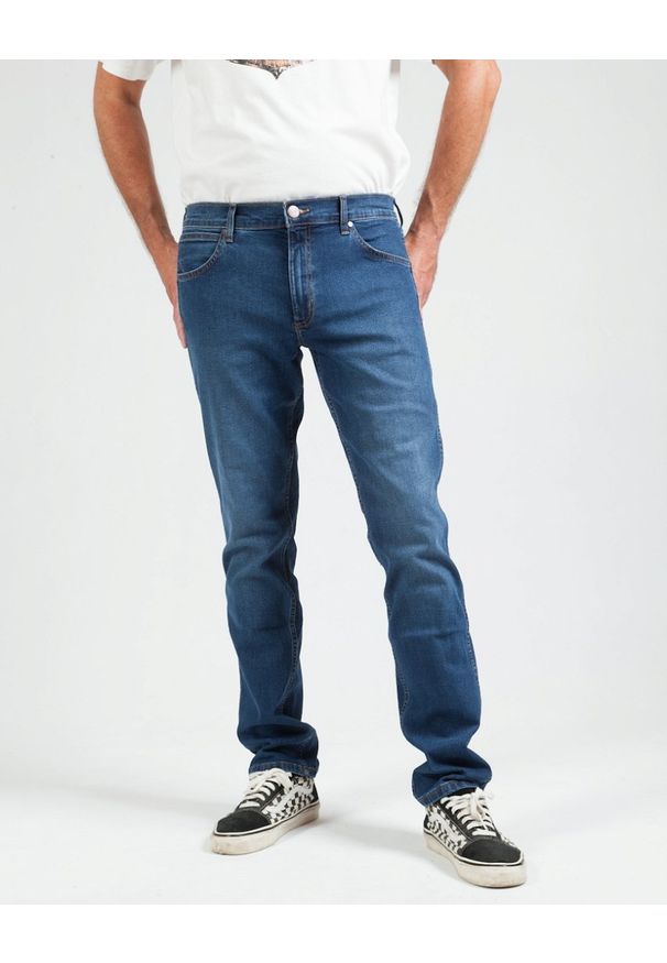 Wrangler - WRANGLER GREENSBORO MĘSKIE SPODNIE JEANSOWE FAR GONE W15QOAR21