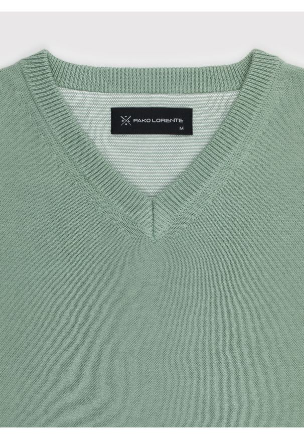 Pako Lorente - PAKO LORENTE – Zielony męski sweter w serek. Typ kołnierza: dekolt w serek. Kolor: zielony, czerwony, niebieski. Materiał: bawełna. Sezon: wiosna