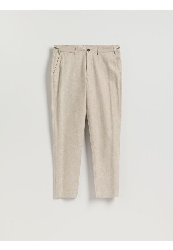 Reserved - Spodnie chino slim fit - beżowy. Kolor: beżowy. Materiał: tkanina, bawełna