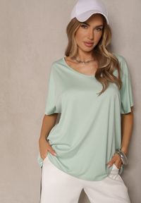 Renee - Jasnozielony T-shirt z Wiskozą w Stylu Nietoperza Liofala. Okazja: na co dzień. Kolor: zielony. Materiał: wiskoza. Styl: elegancki, casual