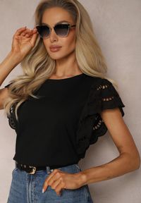 Renee - Czarna Bluzka ze Zwiewnymi Ażurowymi Rękawami Azurinea. Kolor: czarny. Materiał: koronka. Długość rękawa: krótki rękaw. Długość: krótkie. Wzór: ażurowy. Sezon: lato, wiosna #5