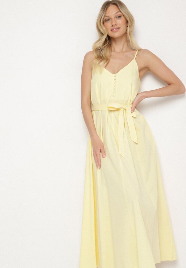 Born2be - Żółta Sukienka z Wiskozą i Bawełną Ozdobiona Paskiem Saviliae. Kolor: żółty. Materiał: bawełna, wiskoza. Długość rękawa: na ramiączkach. Wzór: aplikacja. Styl: elegancki