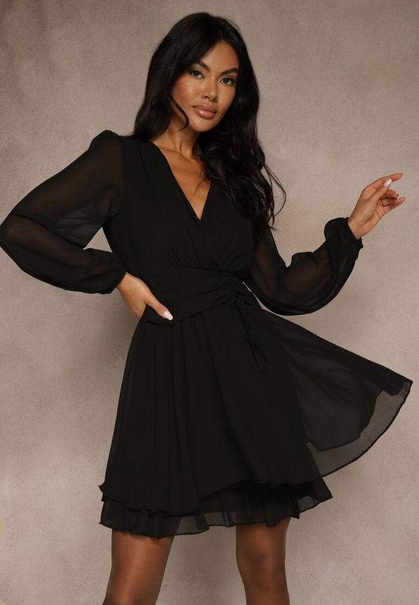 Renee - Czarna Siateczkowa Sukienka o Rozkloszowanym Kroju z Dekoltem w Serek Zennela. Okazja: na co dzień. Typ kołnierza: dekolt w serek. Kolor: czarny. Materiał: poliester, jeans. Typ sukienki: rozkloszowane. Styl: casual, elegancki